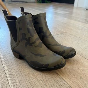 Lucky Rain boots size 6